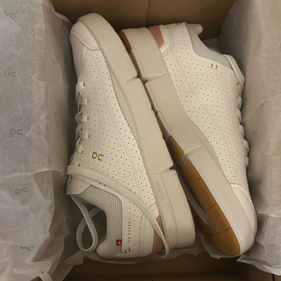 On Roger Centre Court White Woodrose shoes - Picture 6 of 7